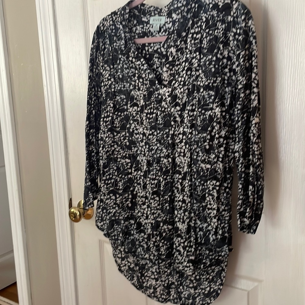 River boho chic gorgeous top! Batik like design.  Stunning and unique.